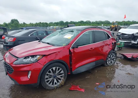 2020 Ford Escape Titanium z USA, uszkodzony, nr VIN 1FMCU9J9XLUA99423